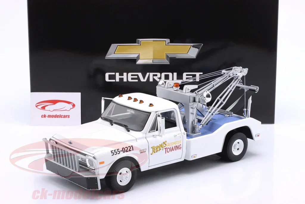 Chevrolet C-30 Tow truck Jerry's Automotive Towing 1969 white 1:18 Greenlight