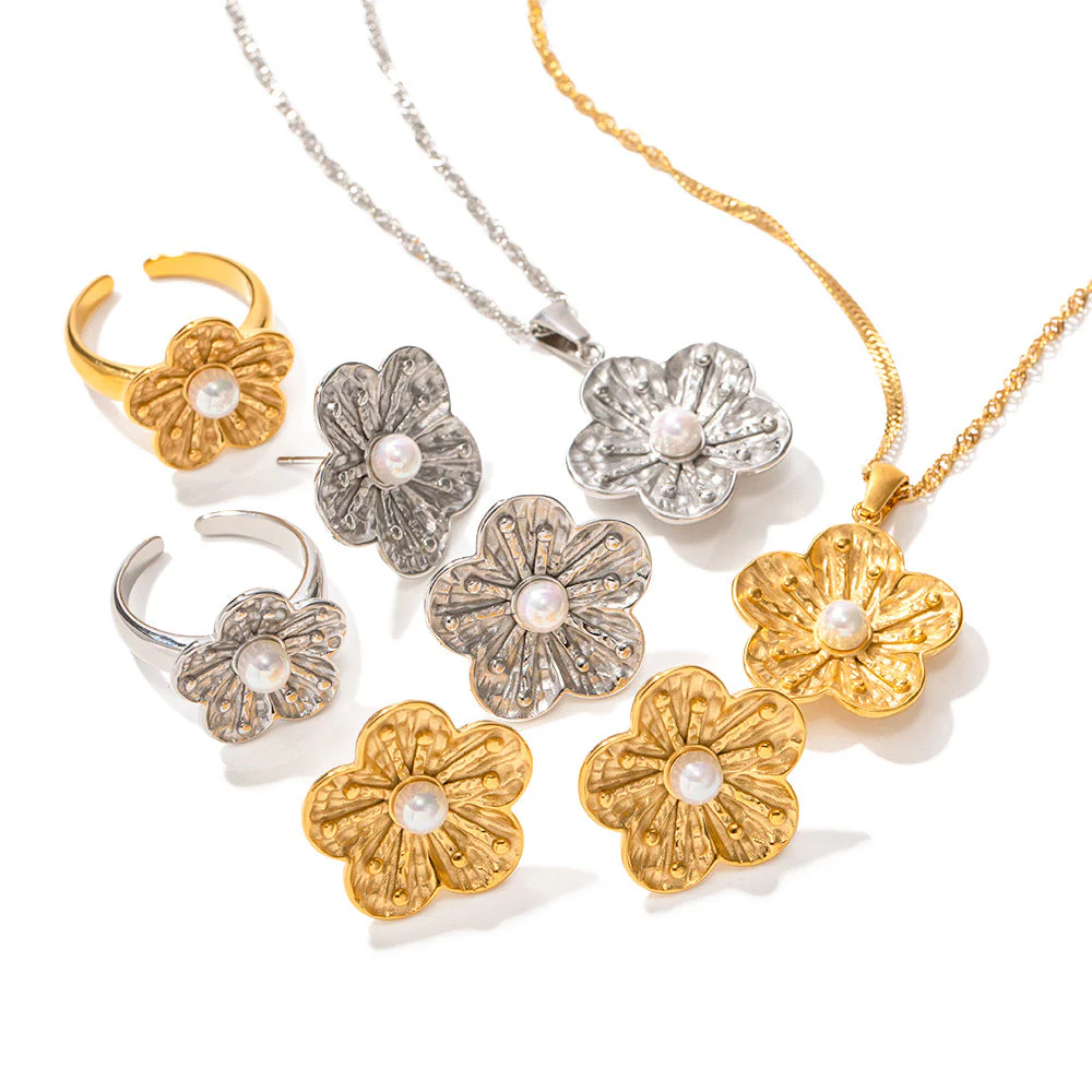 Flower Pendant Jewelry: Vintage and Fashionable for Women