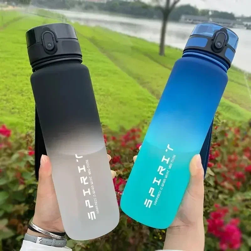 Garrafa de Água Esportiva de 1 Litro de Grande Capacidade, à Prova de Vazamentos, Copo de Plástico Colorido para Bebidas, Ideal para Viagens ao Ar Livre, Portátil para Academia e Fitness.
