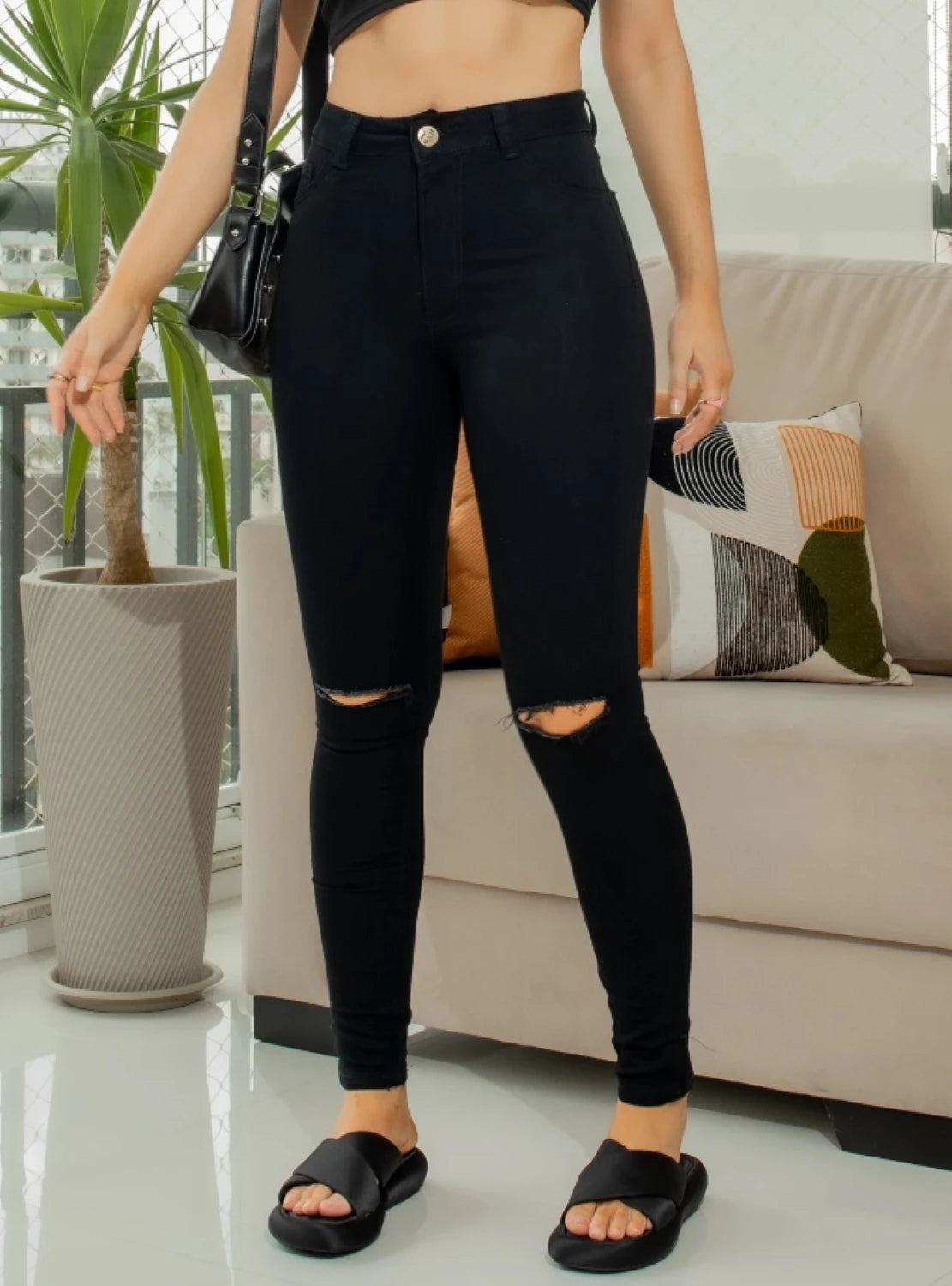 CALÇA JEANS COM RASGO JOELHOS CINTURA ALTA