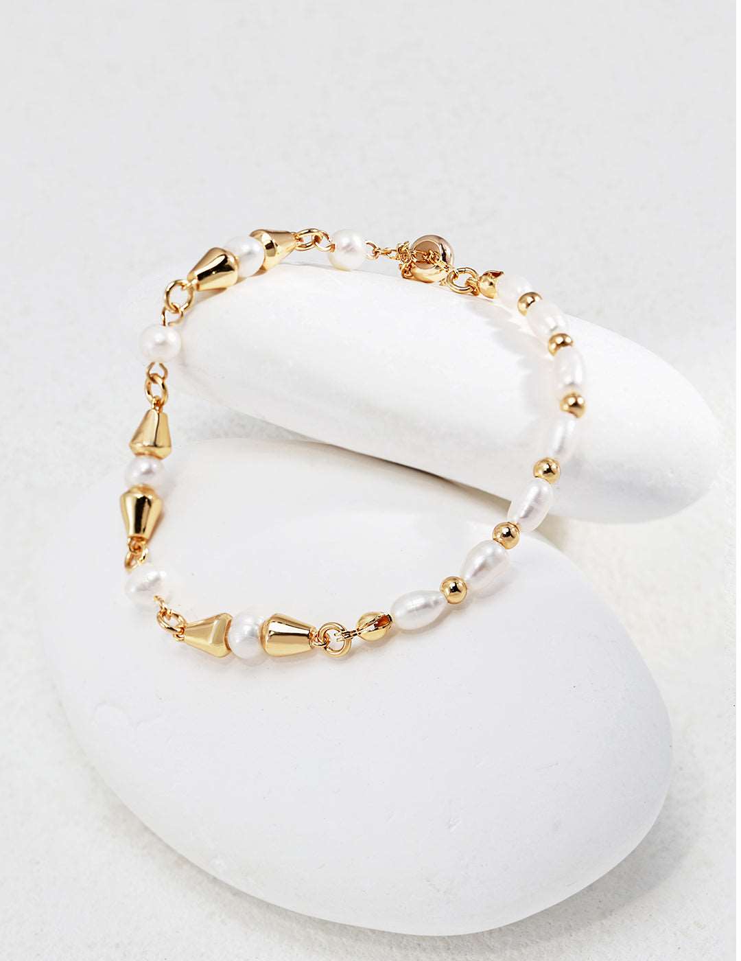 【Celestial Flow】An Elegant Bracelet Merging Golden Lines and Pearls