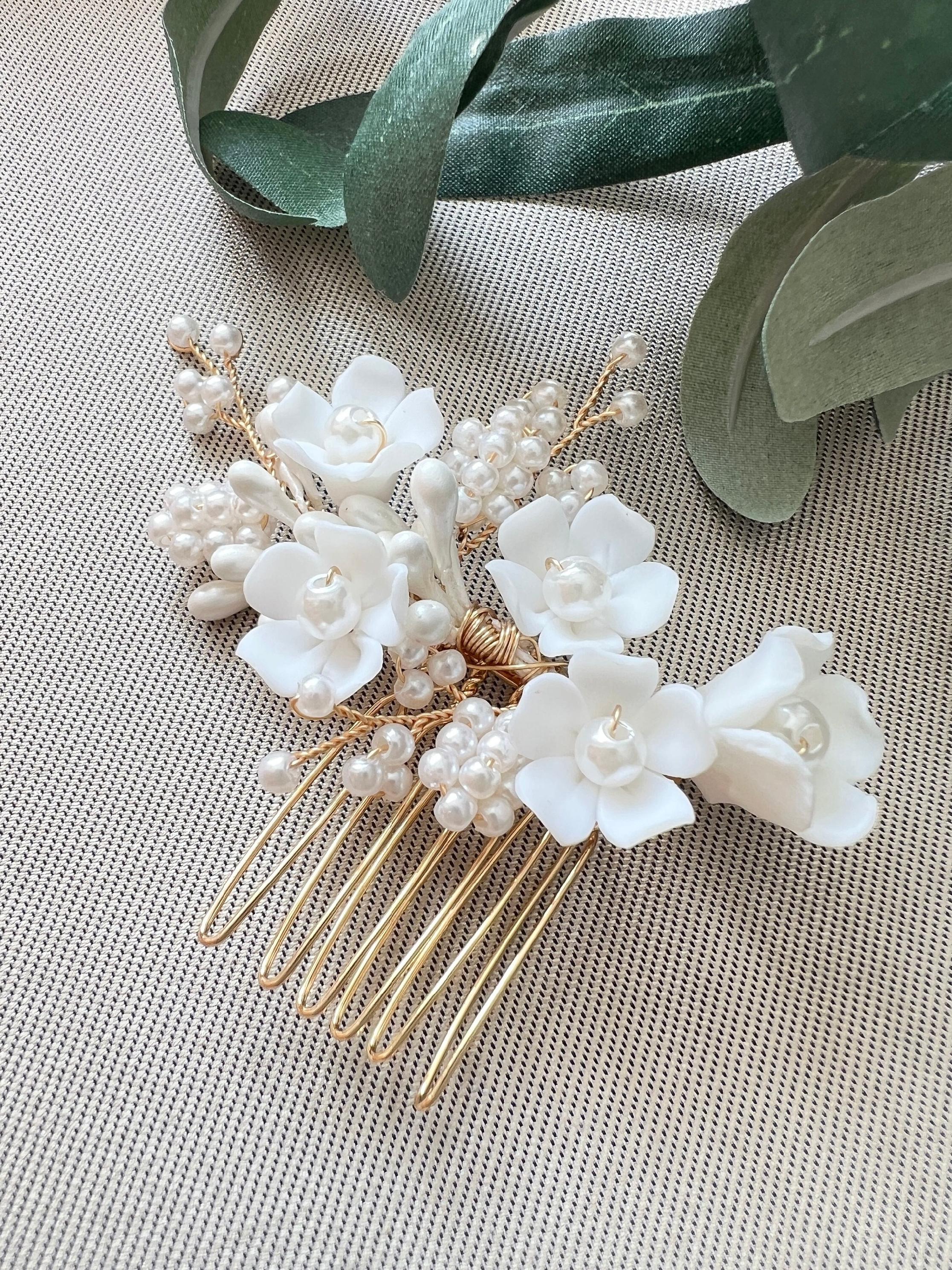 Haarschmuck mit weißen Keramik Blüten, gold Rosegold, Perlen, Haarkamm, Haarschmuck, Brautschmuck, Trauzeugin, Brautjungfern Schmuck