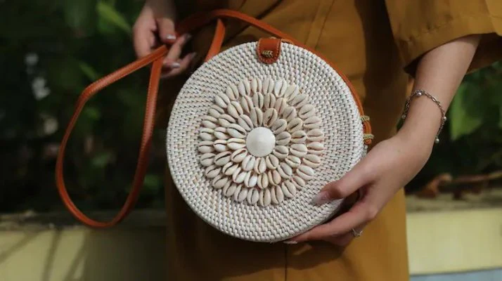 Boho you white Round shell / Kaodhi Sling Bag