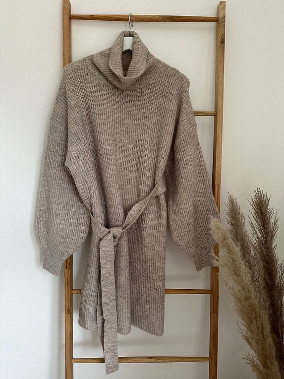 Strickkleid mit Bindegürtel