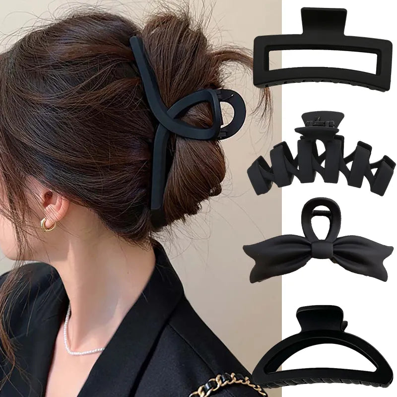 Grande pince à cheveux noire pour femme