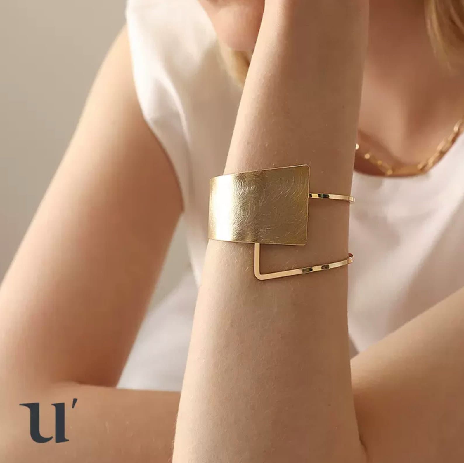 Open gold geometric bracelet