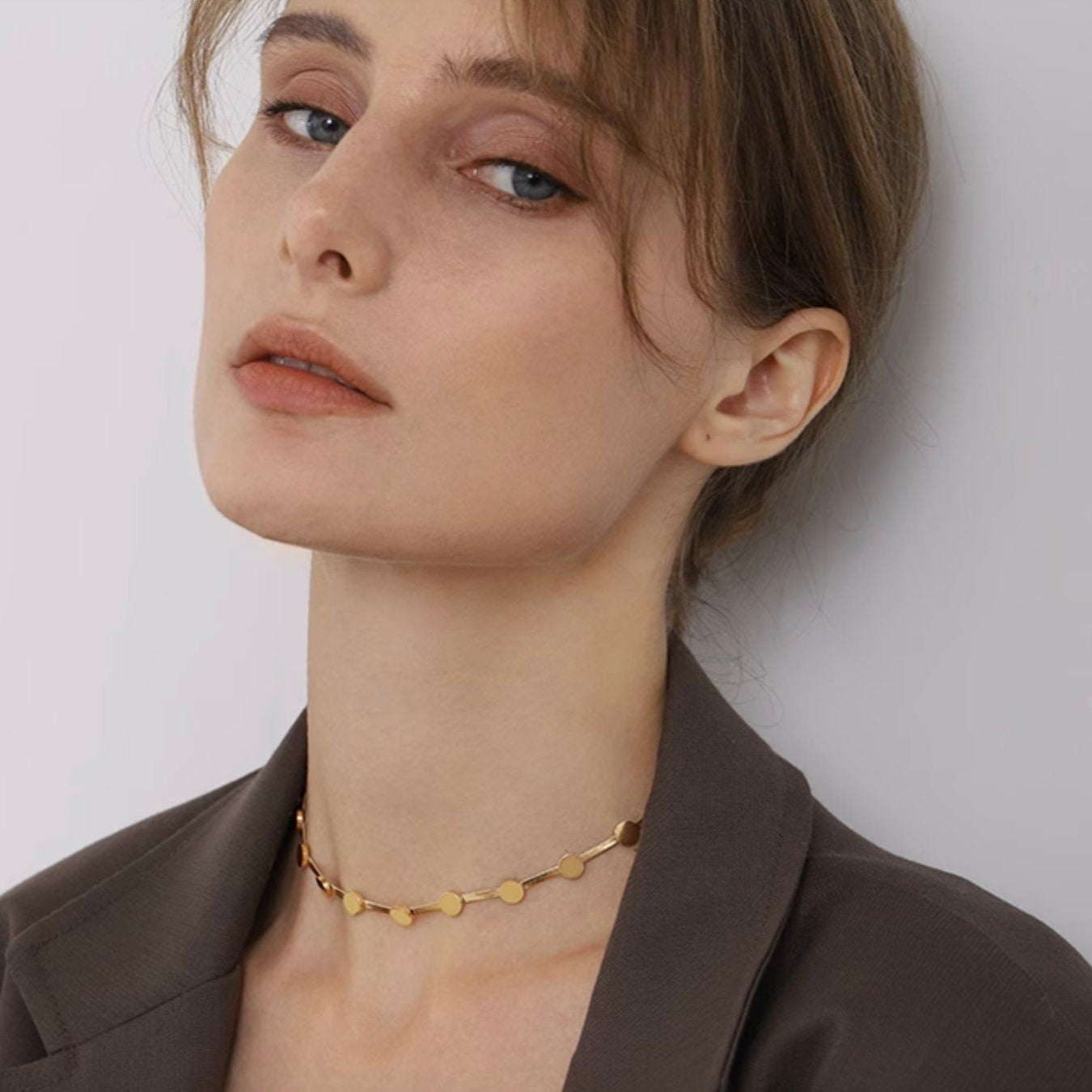 Necklace with choker collar