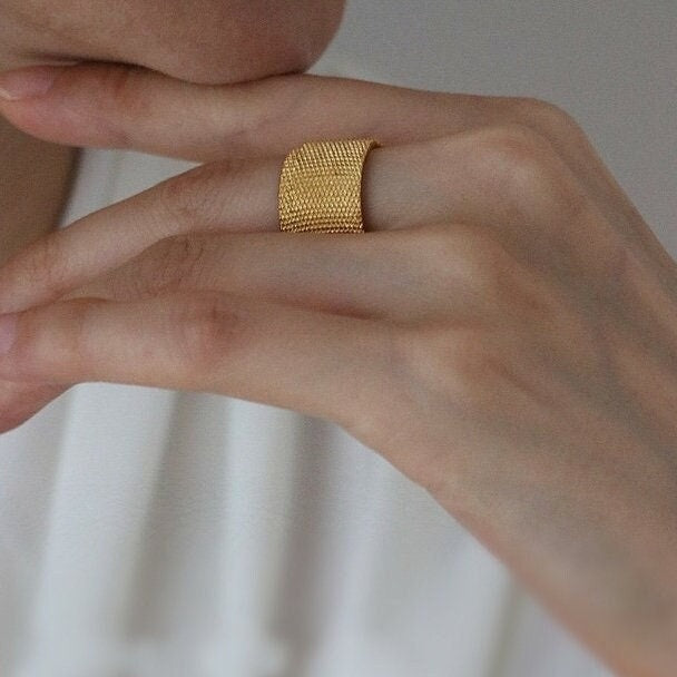 Open vintage style golden ring