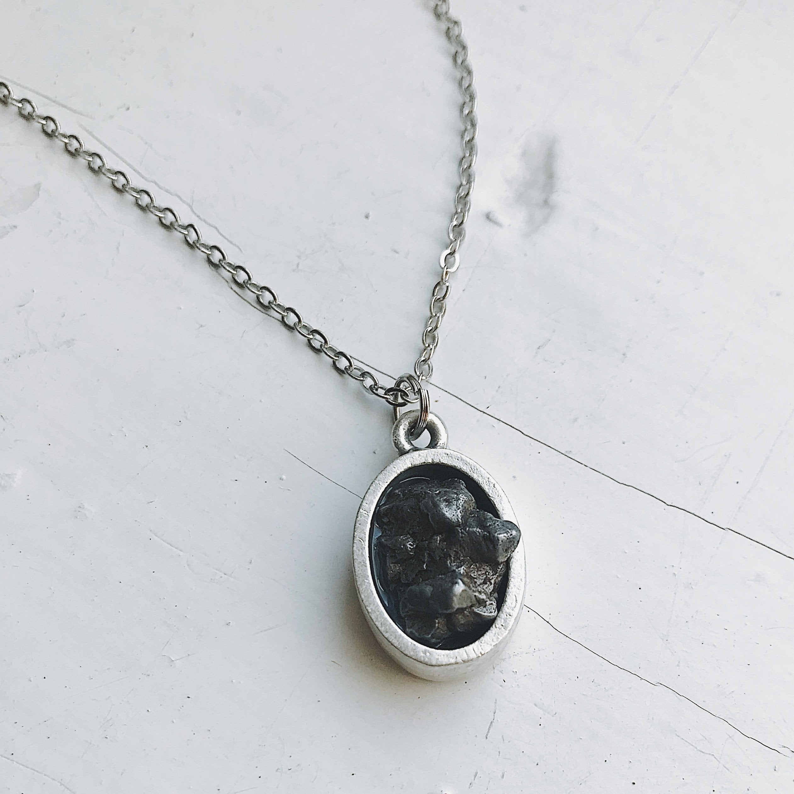Collana con Pendente Ovale in Meteorite Grezzo, Finitura Argento Spazzolato Opaco