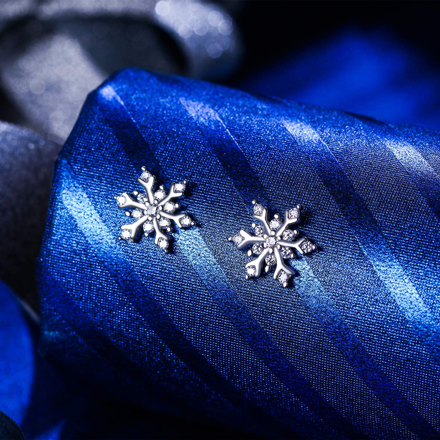 Orecchini a Lobo Classici a Fiocco di Neve con Elementi in Argento Placcati in Oro Bianco 14K