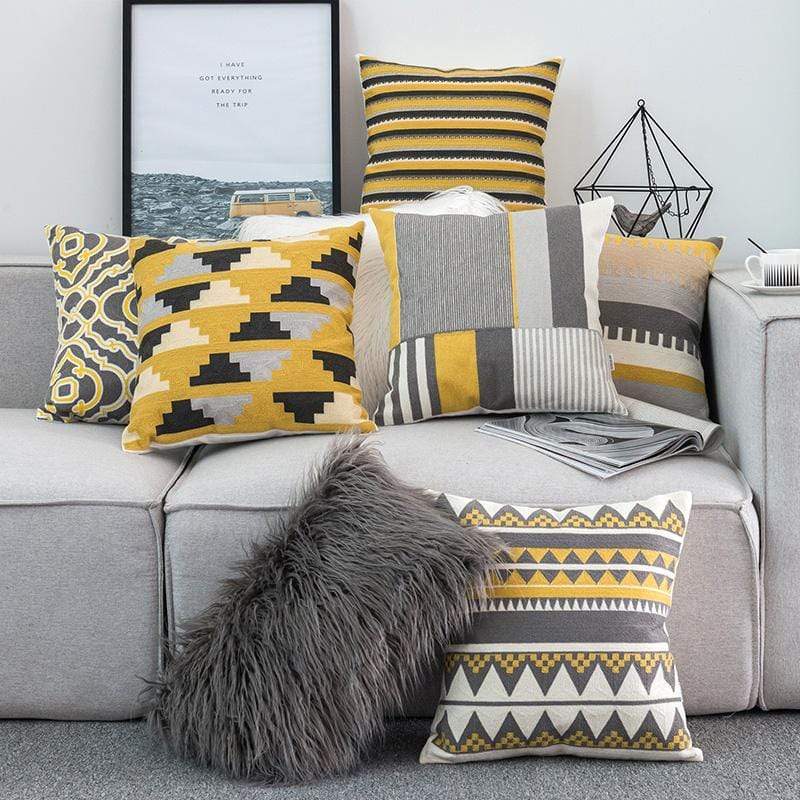 Housse de coussin brodée jaune gris blanc géométrique