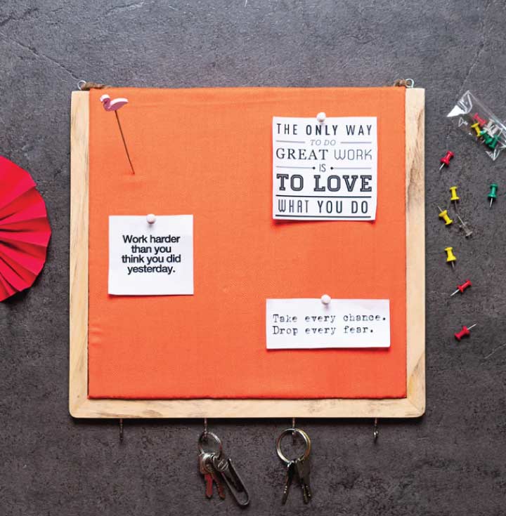 IVEI Wooden Pin Board with Key Hooks