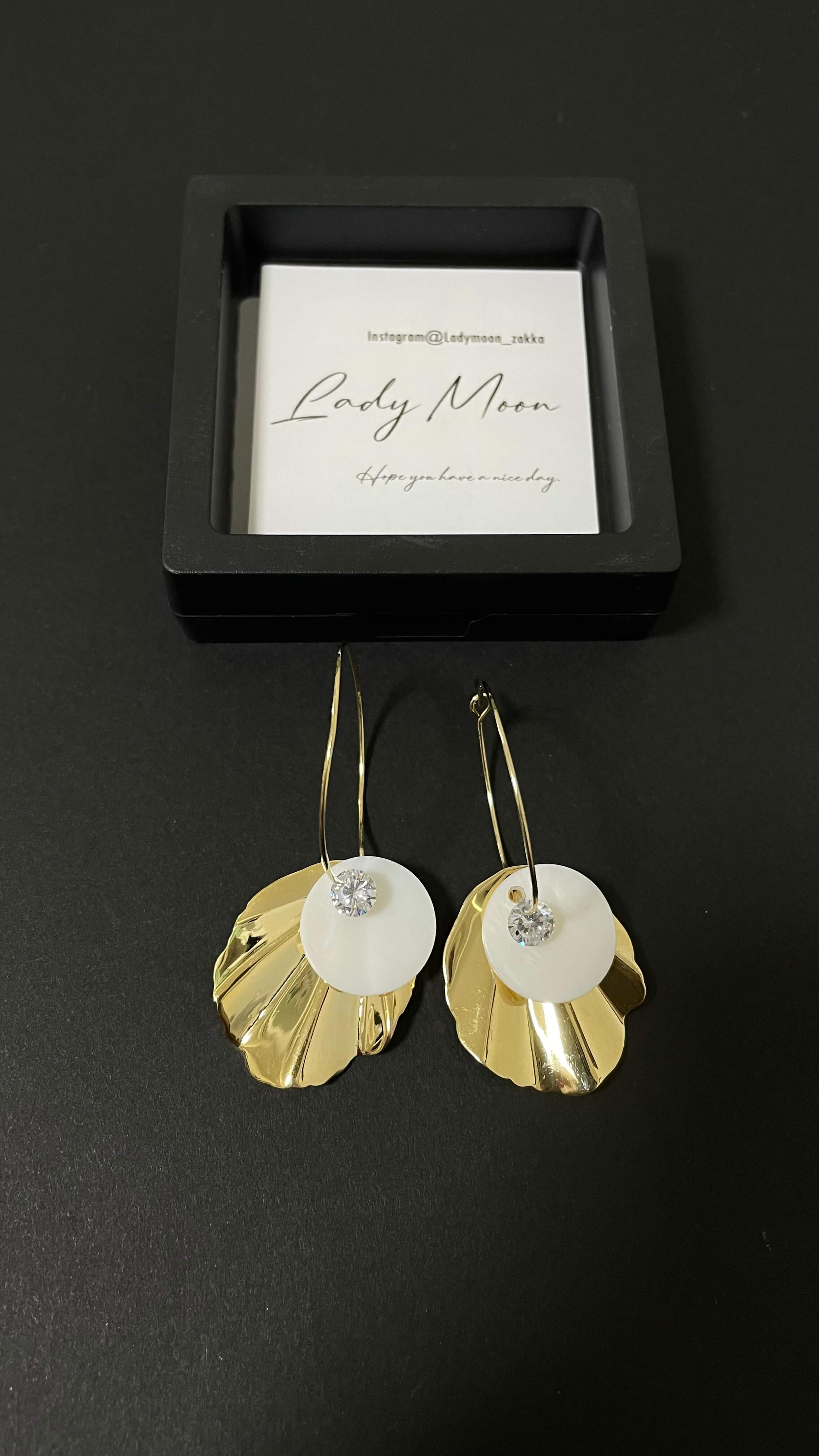 「Lady Moon」Shell-shaped Earring
